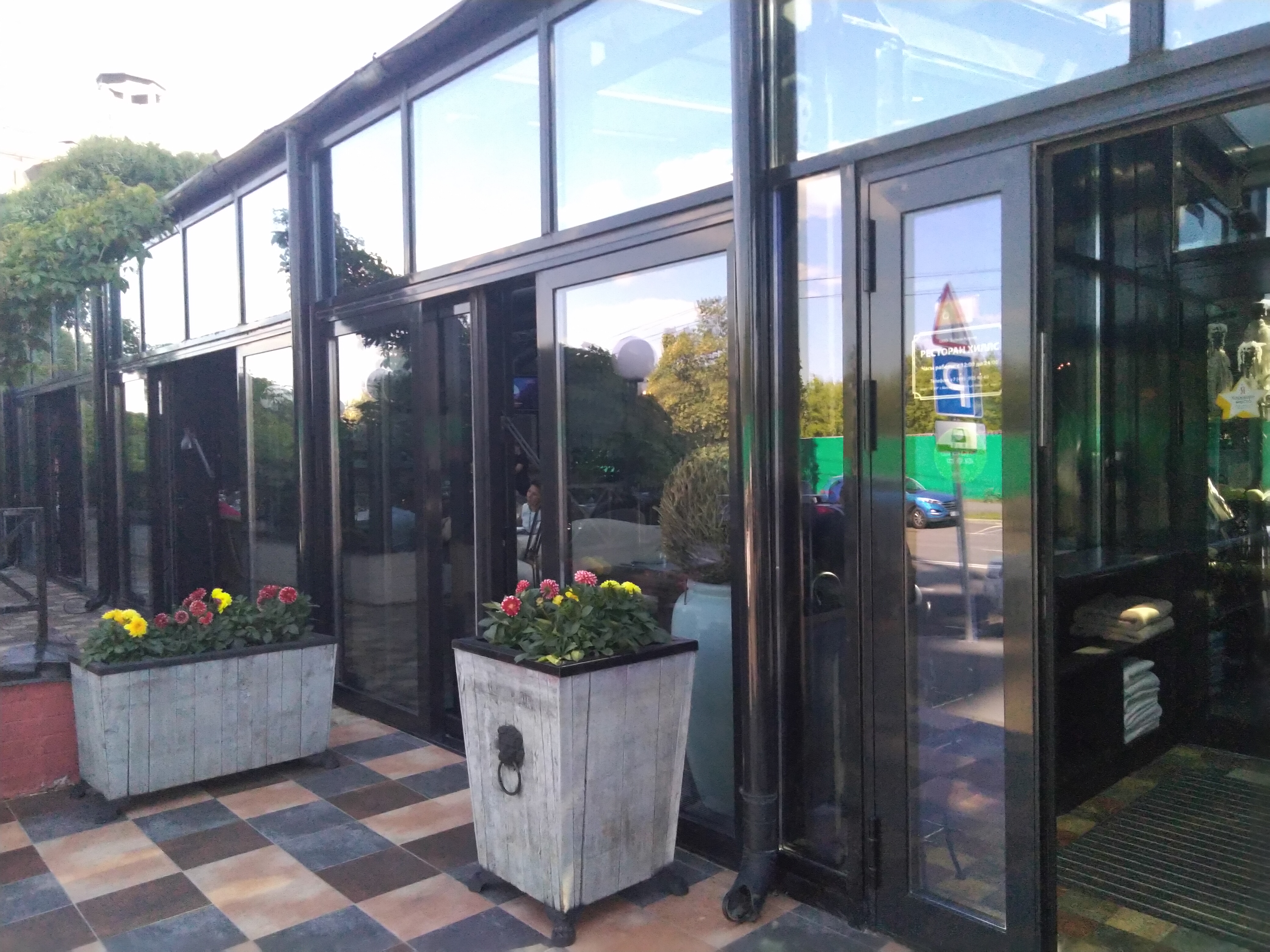 Витражное остекление входа в кафе
