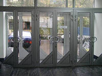 Почему востребованы раздвижные входные двери из алюминиевого профиля?