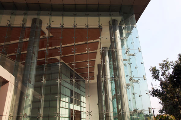 Основные элементы спайдерной системы стеклянных фасадов