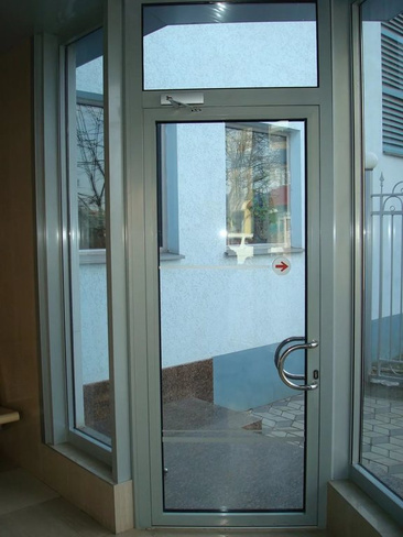 Одностворчатые алюминиевые двери